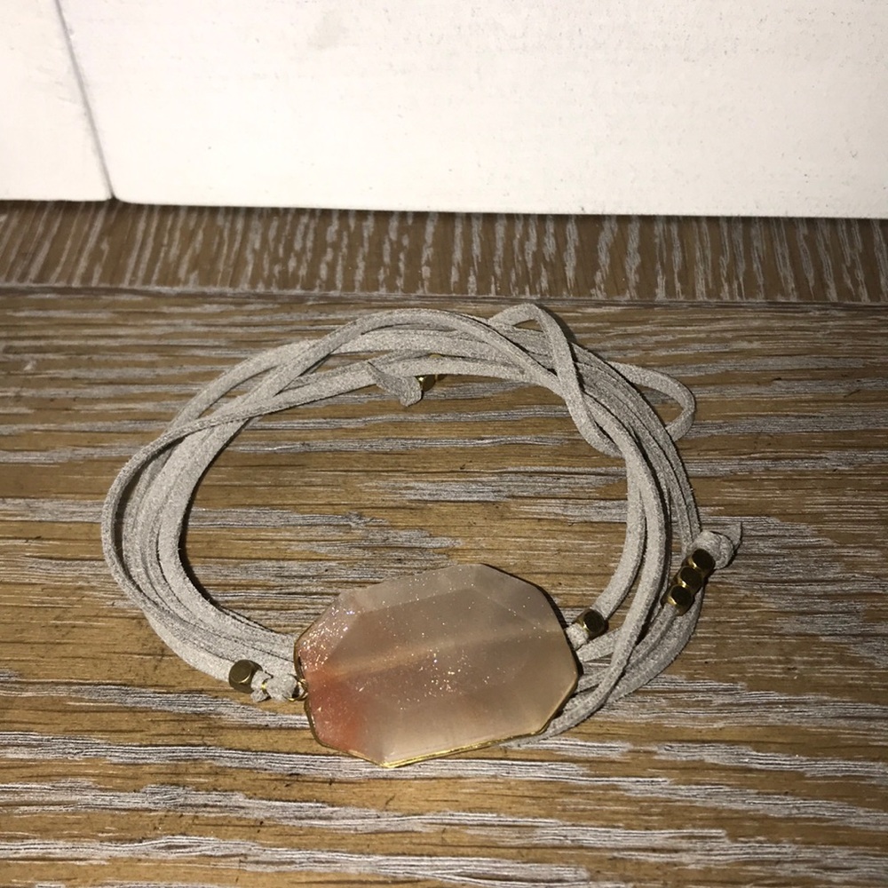 Never worn before cute stone choker !!